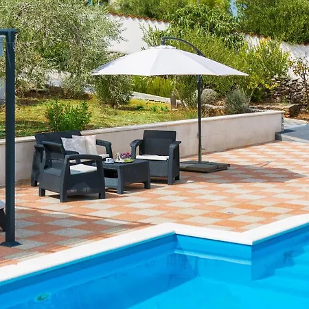 Bravura Milna Villa *