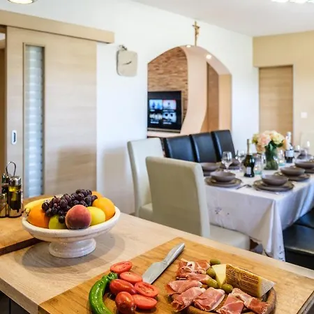 Villa Bravura Milna *
