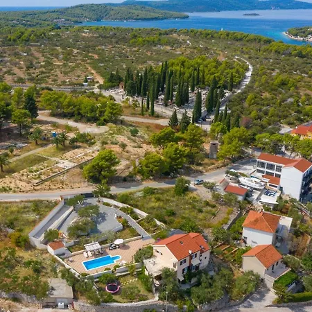Bravura Milna Villa *
