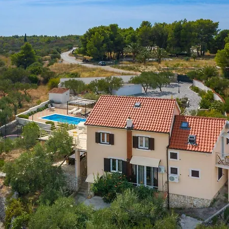 Villa Bravura *