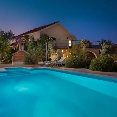 Bravura Milna Villa *