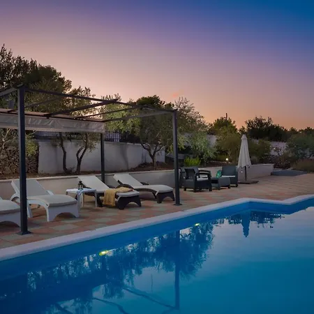 Villa Bravura *