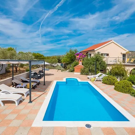 Villa Bravura Milna *